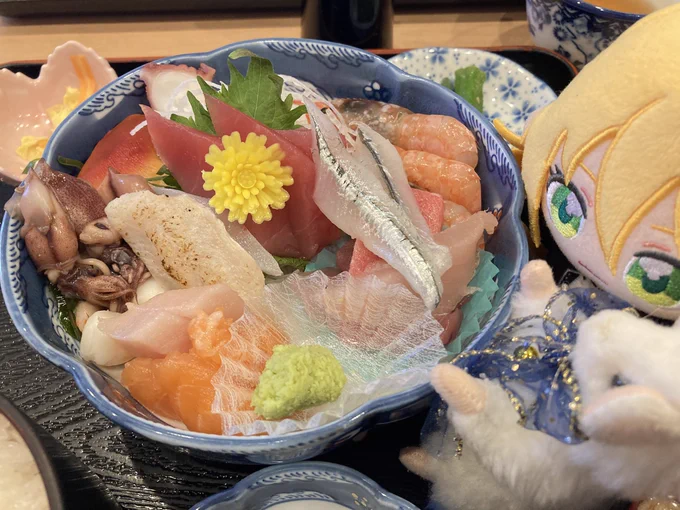 ラーーーーーーーーーンチ!!!!! 旦那がどうしても魚が食べたいって言って来た!! 私はお刺身ランチ!いっぱいある!! 旦那が食べられないって言って旦那の皿にあったエビとホタルイカもらった!! 美味しーーーーーーー!!!!!