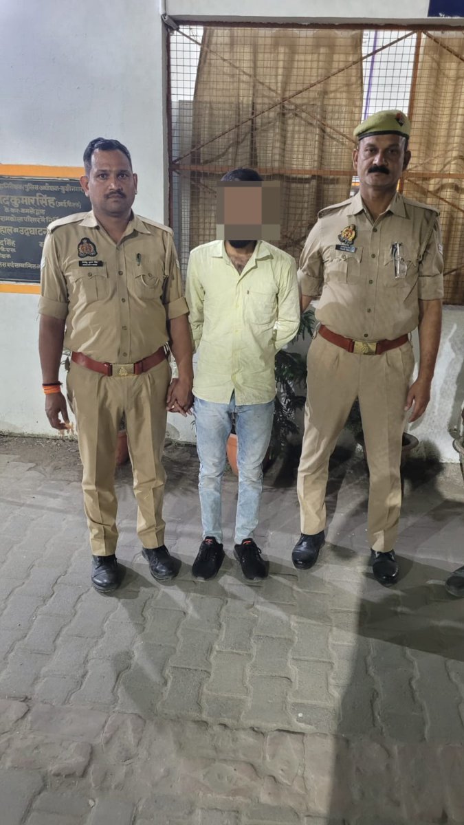 News1IndiaTweet's tweet image. #कुशीनगर : तेजाब कांड का तीसरा आरोपी गिरफ्तार

⏩घर में सो रही मां-बेटी पर एसिड अटैक का मामला

⏩मामले में 2 आरोपी पहले जा चुके हैं जेल

⏩आरोपी नेबुआ नौरंगिया थाना क्षेत्र का निवासी

⏩रामकोला थाना क्षेत्र के मोरवन इमिलिया का मामला

#Kushinagar #AcidAttack #UPPolice