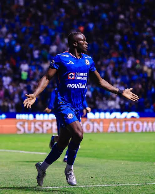 Armin_Van_Rivs's tweet photo. Le voy a dar un mini aplauso a @NLarcamon por sacar a Paradela y meter a Drogba Ebere, Paradela debe de saber que no tiene garantizada la titularidad en @CruzAzul.

Quiero un Funko Pop de Ebere más cuadrado no puede estar 🤣 https://t.co/PkSXFhZYh3