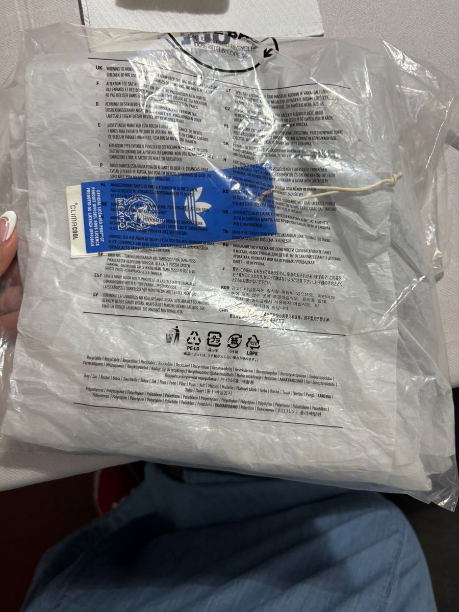 marianague55196's tweet photo. No compren en @Mercadolibre, fui víctima de una estafa. Según existe la “compra protegida” pero no la hacen válida. De la mano con @adidasMX me ROBARON y nadie se hace cargo del hecho @Profeco  ayuda por favor. https://t.co/5YutLEipPb