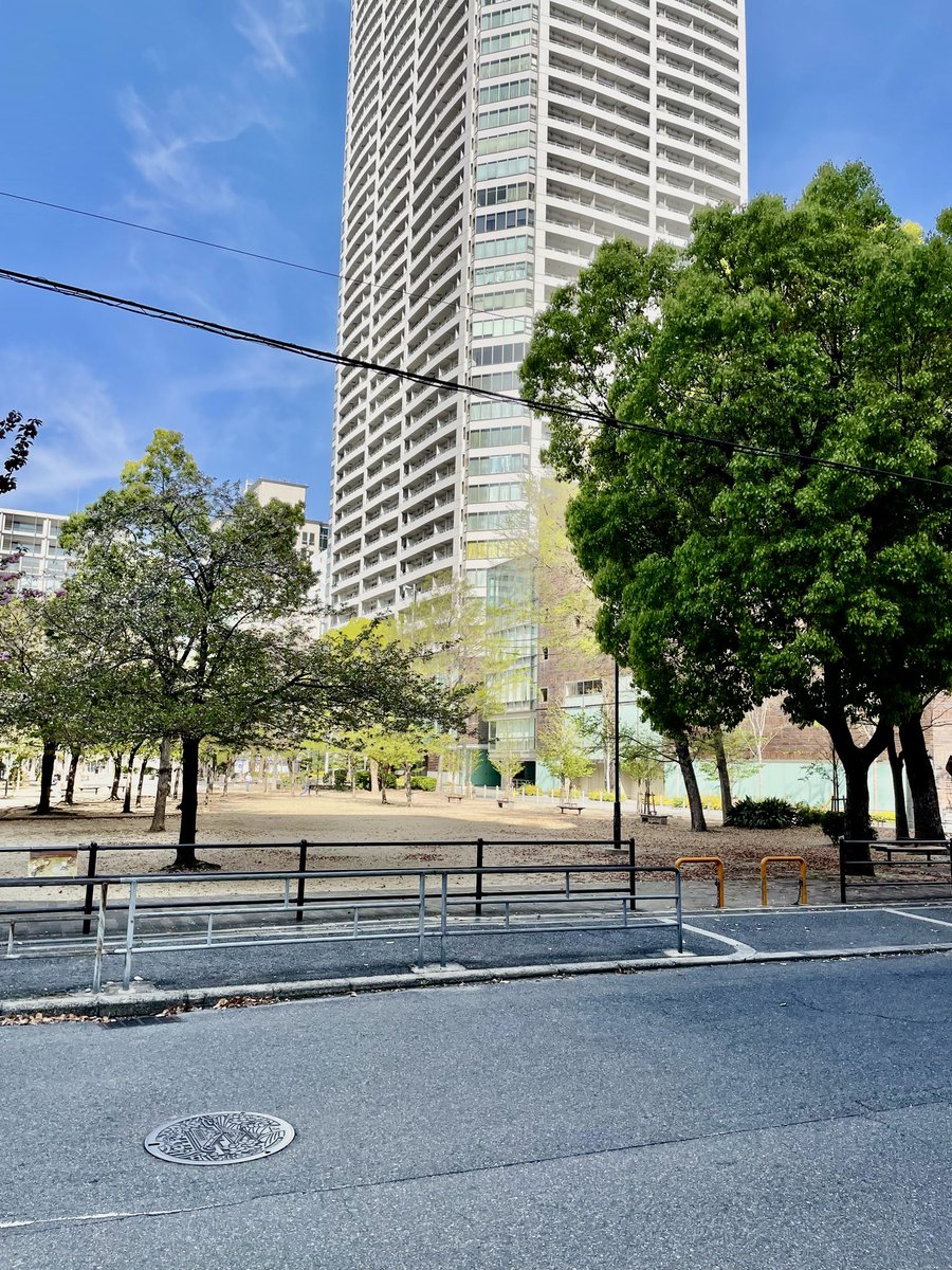 FORJAPAN_2023KJ's tweet photo. 今朝、ホテルから会場へ向かう途中、偶然懐かしい公園を通りました。
さぁどこでしょう？

八重桜も咲いておりました🌸 https://t.co/BJAF65TXro