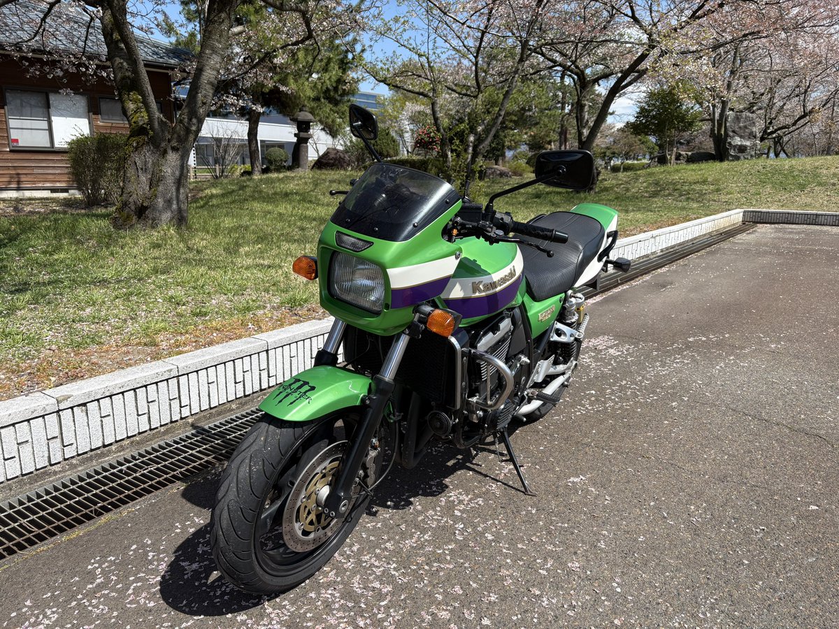 nabecbr600rr's tweet photo. こんにちは
桜も散り始めていますね🌸

本日でZRX1100とお別れです
6年間色々な所に連れて行ってくれてありがとう😌
 #ZRX1100 https://t.co/w5Oz7pS5KL