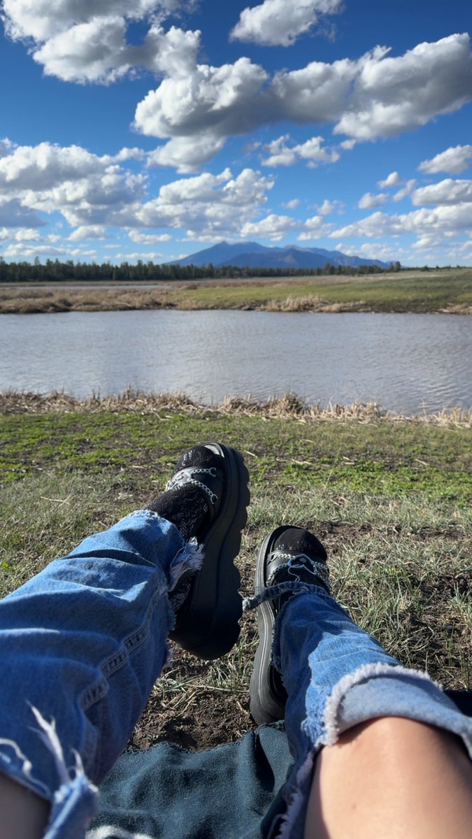 kjsdiary444's tweet photo. My shoes are so cute with the clouds on my special vacation https://t.co/MpGlhm8i4n