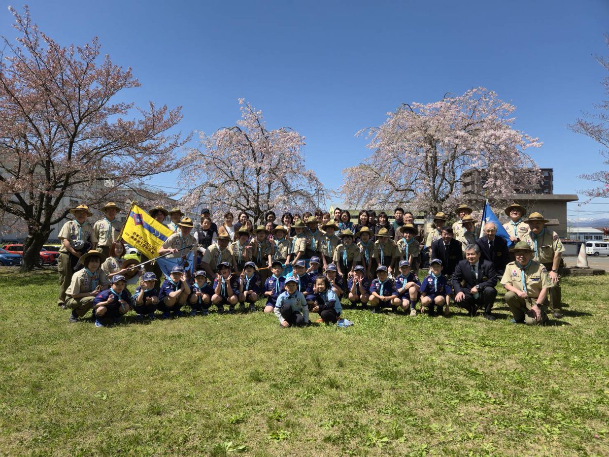 fukushimabvs1's tweet photo. #ボーイスカウト福島第一団 では ＃入団上進式 を挙行
　 
　団委員長からの入団許可とネッカーチーフの授与
　各隊の入隊式ではスカウト達が「やくそく」「きまり」「ちかい」を唱和
　春特有の強風に見舞われた今日の #福島市
　真っ青な空と八重桜の花がスカウト達の門出を祝ってくれていました！ https://t.co/5CryFozQPS