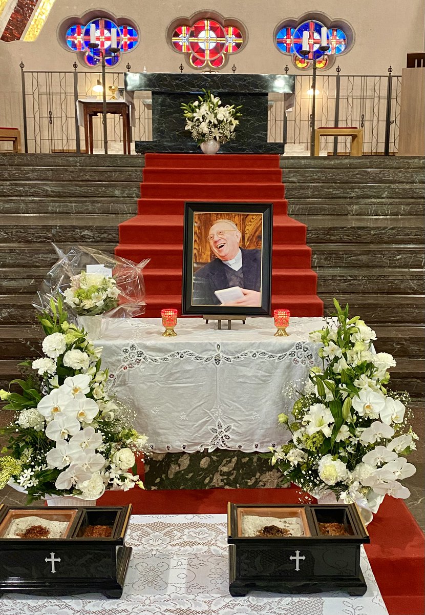 MariaAngelico21's tweet photo. 昨日は幟町教会で、ヴィタリ神父様の追悼ミサが執り行われました。
昔、ザビエル記念聖堂が火災で焼失したのをきっかけに、愛煙家だった神父様は禁煙されたとお話しがありました。 https://t.co/Rf5SXyd0qn