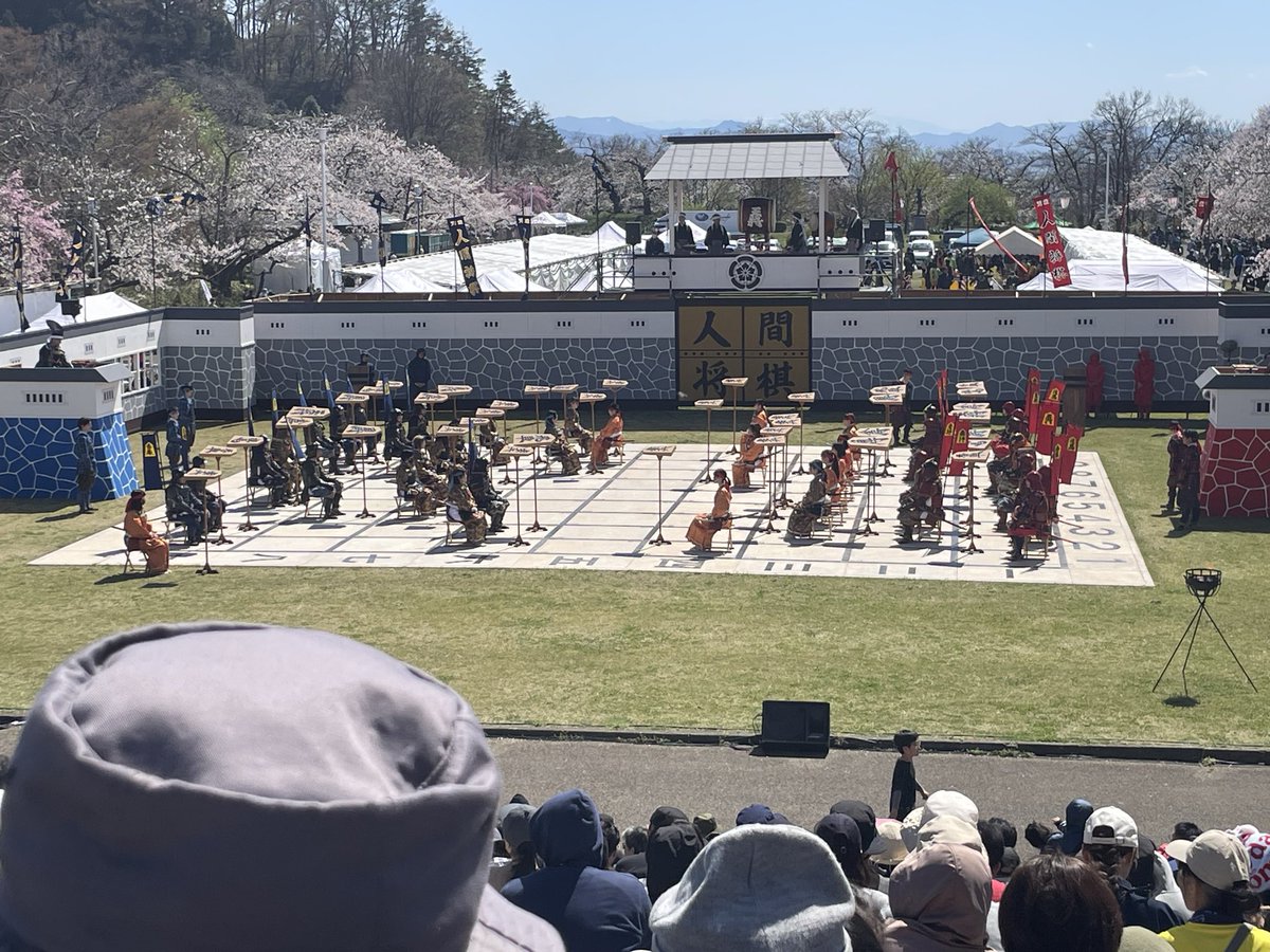 Takezo3567's tweet photo. 天童市に人間将棋を見に来た。
桜も満開🌸、気温は暑いくらい。
斎藤明日斗棋士が武者言葉を意識しすぎてるせいか、カミカミで会場は笑いに包まれている。 https://t.co/zfxEABytGw