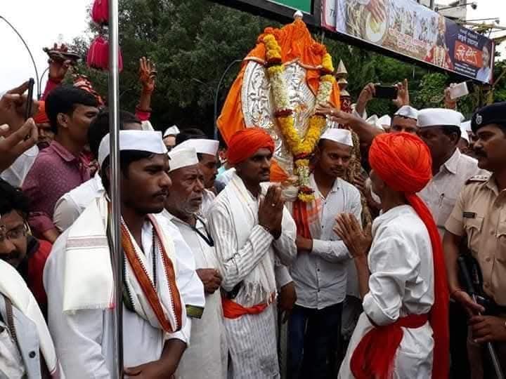 आदरणीय श्रीसंभाजीराव भिडे गुरुजींनी सुरू केलेल्या "वारकरी-धारकरी संगम" अर्थात भक्तीगंगा-शक्तीगंगा संगमाची किती आवश्यकता आहे, याचे उत्तर आज ठळकपणे मिळाले !

खरंच भिडे गुरुजींकडे खूप मोठी दूरदृष्टी आहे.

#वारकरी_धारकरी
#भक्तीगंगा_शक्तीगंगा_संगम