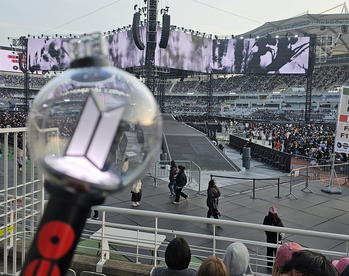 WithBTS25318122's tweet photo. 고양 중콘 최고였음 💜
날씨 좋아 설렘 지수 777%

2층 돌출쪽 시제석이었는데 
시야 좋았음 
쌩눈으로 보는게 더 좋더라
나눔도 감사합니다 💜

#BTS_ARIRANG #BTS_WORLDTOUR_ARIRANG_GOYANG https://t.co/IZuh5DcS9i