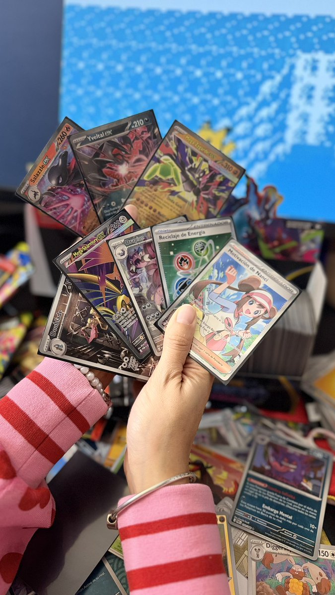Baal_Ta's tweet photo. Fiebre de sábado por la noche 💖✨
Estos fueron mis hits + poketabletas varias jejejeje
TCG Pokemon 😍
#obsequiado_por @Pokemon https://t.co/hiQTZPeujH