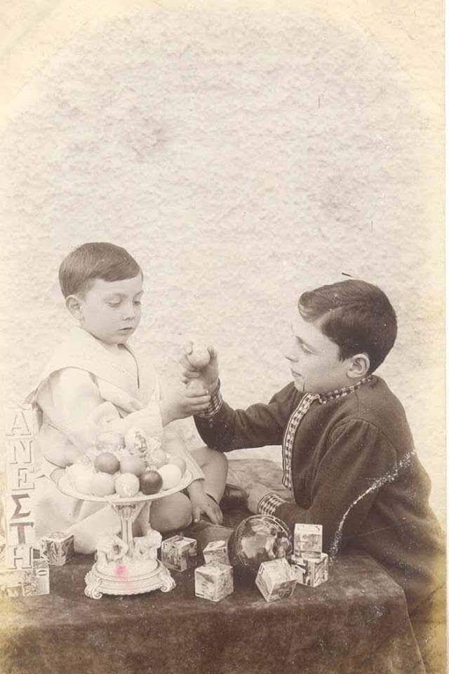 athens_nhmuseum's tweet image. Χριστός Ανέστη! Χρόνια πολλά! #Πάσχα 🐥🐰
📷 Παιδιά τσουγκρίζουν πασχαλινά αυγά (αρχές 20ού αιώνα)
🔹 Εθνικό Ιστορικό Μουσείο | Φωτογραφικό Αρχείο ©  Ιστορική και Εθνολογική Εταιρεία της Ελλάδος

#nhmuseumofathens #easter #photographicarchive