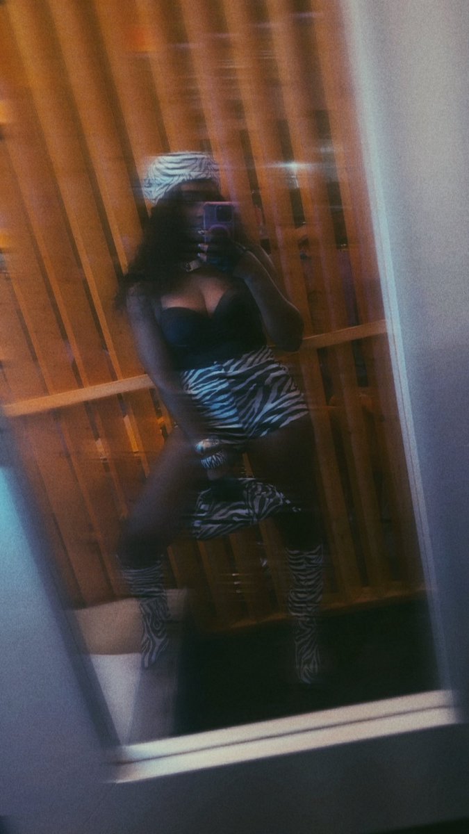 Crownedblackgrl's tweet photo. My own muse 🦓 https://t.co/DXoIRqtOwO