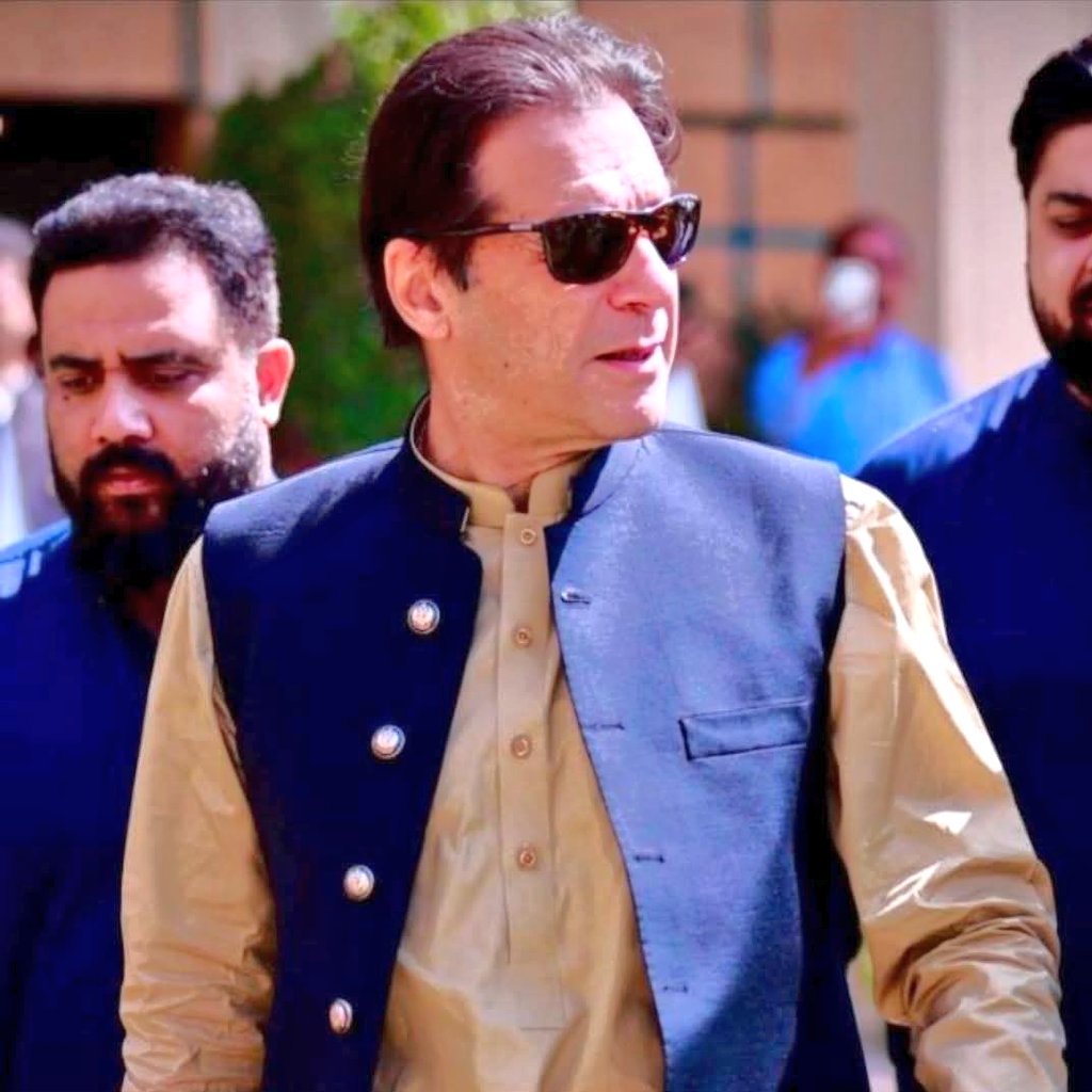 NadiakhattakPK's tweet photo. رہا کرو رہا کرو خان کو رہا کرو https://t.co/z01eoGs71R