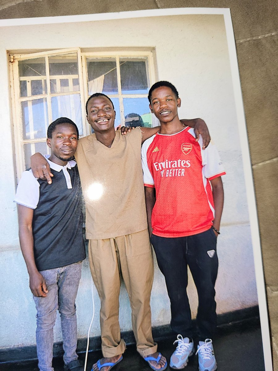 Saynotohumanri1's tweet image. Solidarity is the cornerstone of our struggle. Yesterday we spent the entire day with Takunda Mhuka at Harare Remand Prison sharing stories &amp;amp; strength. His resilience &amp;amp; commitment inspire us all. Together we remain unshaken in our fight for justice #Solidarity #JusticeForTakunda