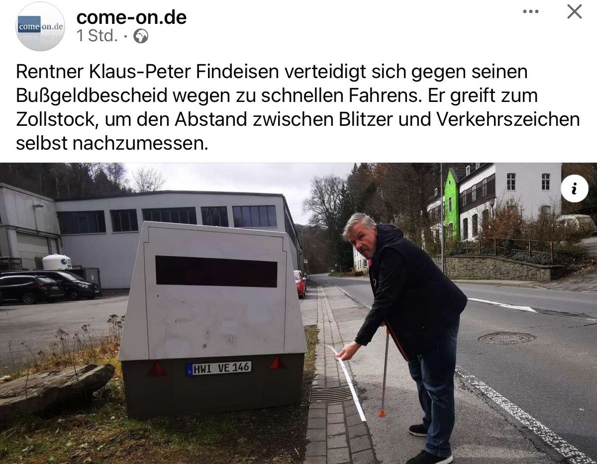 Rentner, die auf Dinge zeigen tweet media