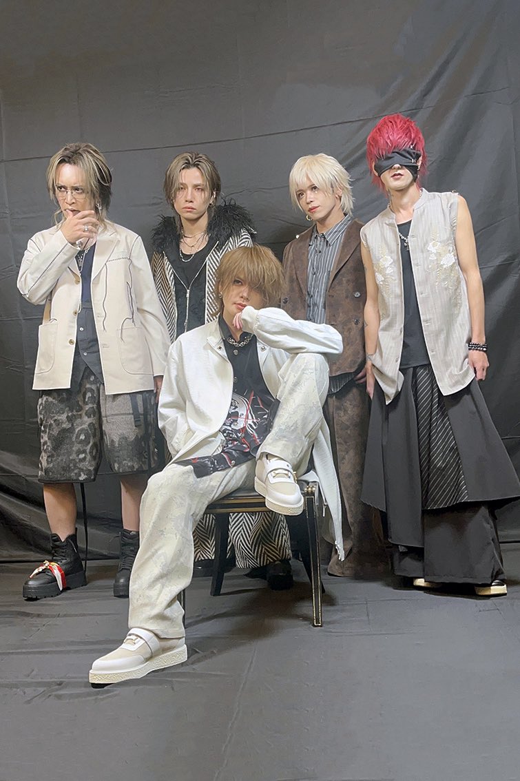 rock_and_read's tweet photo. 【4月15日発売『ROCK AND READ 124』取材レポートその14（ #vistlip ）】

取材レポート
https://t.co/d6AG6PU5G9 

Amazon
https://t.co/JDeU9ntCEg

TOWER
https://t.co/lOy51CcAdE https://t.co/s5AQQJhOWc
