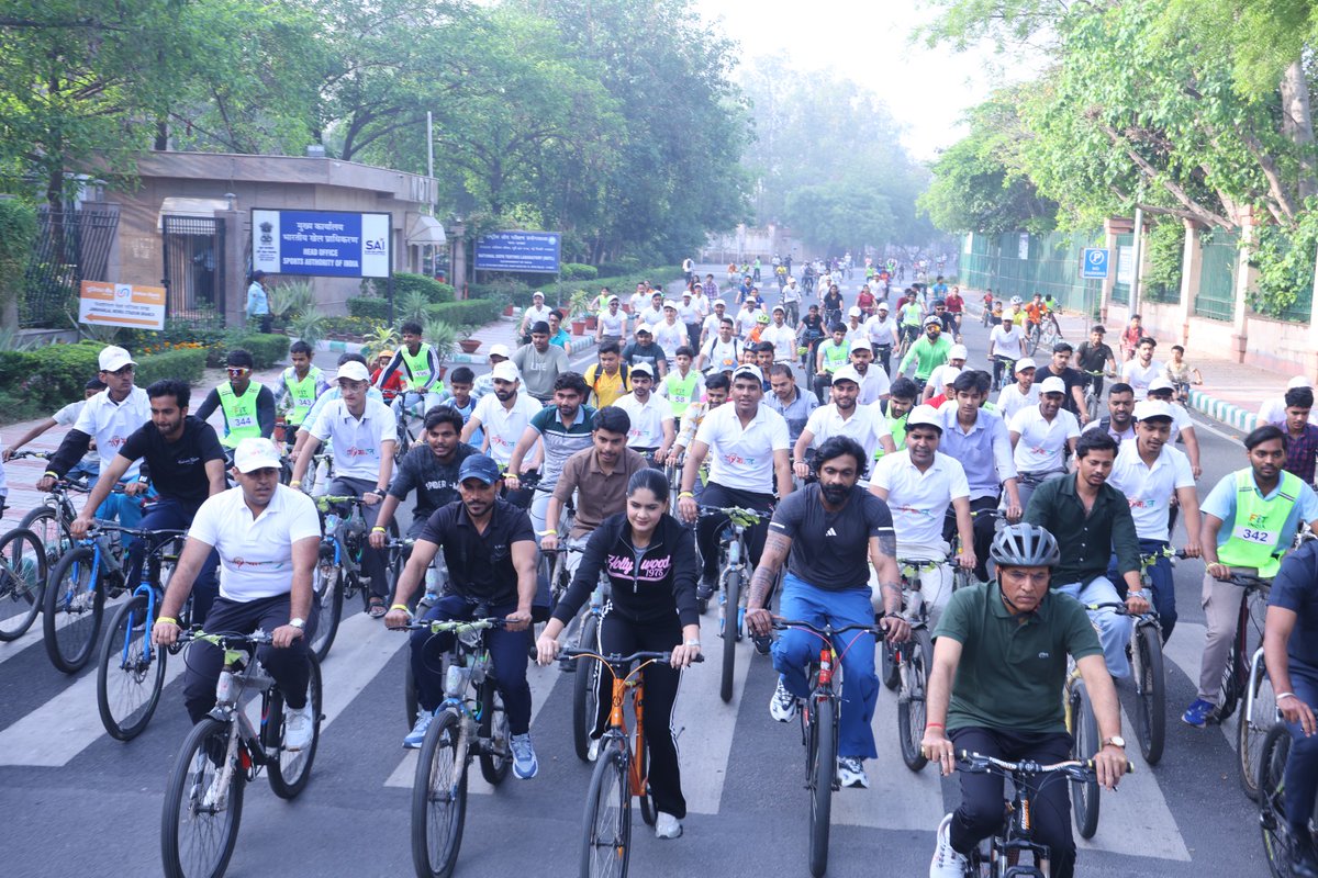 MYBharatHQ's tweet image. Where fitness meets leadership, change begins.

#SundaysOnCycle with Youth Leaders, with the Sports Authority of India at Jawaharlal Nehru Stadium, brought together energy and purpose—graced by Dr. Mansukh Mandaviya, Union Minister of Youth Affairs &amp;amp; Sports.

#MYBharat #FitIndia