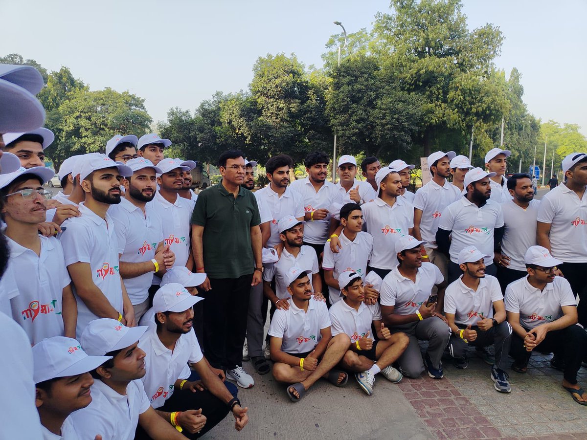MYBharatHQ's tweet image. Where fitness meets leadership, change begins.

#SundaysOnCycle with Youth Leaders, with the Sports Authority of India at Jawaharlal Nehru Stadium, brought together energy and purpose—graced by Dr. Mansukh Mandaviya, Union Minister of Youth Affairs &amp;amp; Sports.

#MYBharat #FitIndia