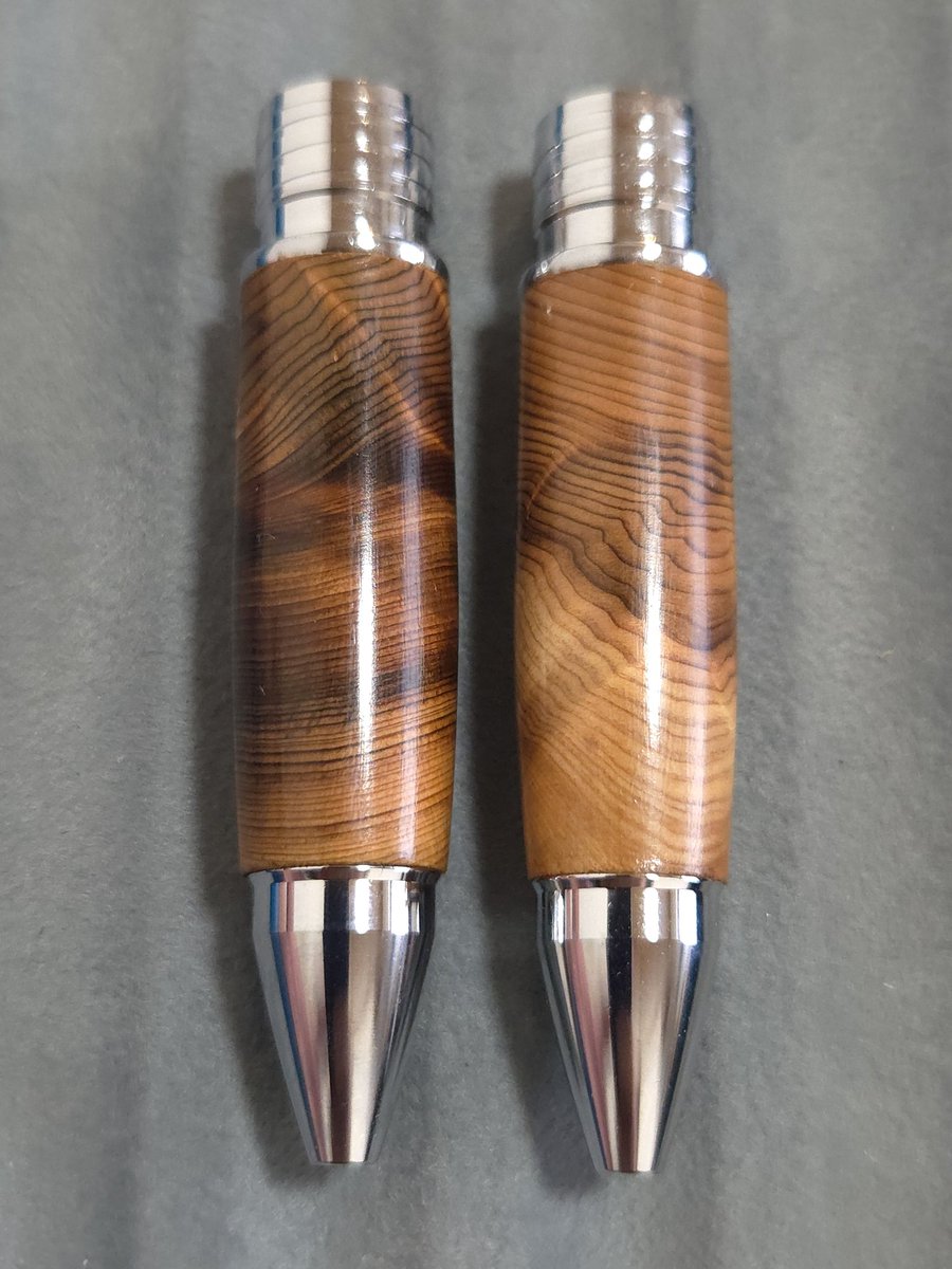 屋久杉です。ホームセンターで買った杉角材と比べると年輪がむちゃくちゃ細かいです。
左を数えたら、４cmの間に約80本入っていました。
柔らかいのに油分が多くサンドペーパーが目詰まりして加工が大変です。
艶有のガラスコートで仕上げました。