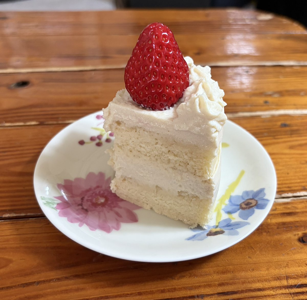 vegelovecat's tweet image. 息子の誕生日だから朝イチ米粉のスポンジ焼いて豆腐クリームでケーキ作ったよ
かんいちさんに🍓もらったから豪華になってよかった🙏
26年前の今日はまだ桜咲いてて🌸病室の📺でサイボーグクロちゃん見て猫に会えなくて泣いたな 懐かしい お誕生日おめでとう
 #vegan #ヴィーガンケーキ #グルテンフリー