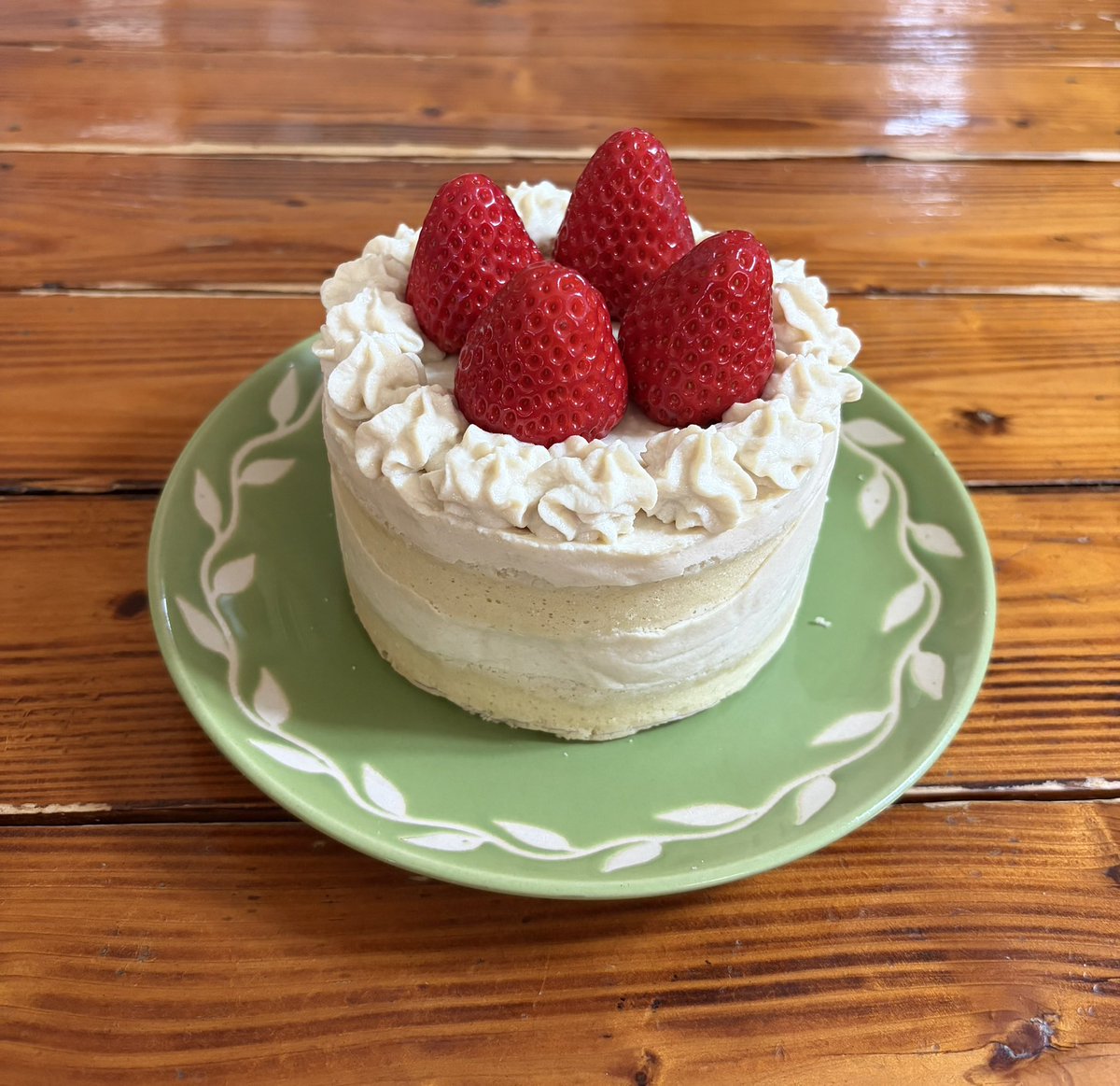 vegelovecat's tweet image. 息子の誕生日だから朝イチ米粉のスポンジ焼いて豆腐クリームでケーキ作ったよ
かんいちさんに🍓もらったから豪華になってよかった🙏
26年前の今日はまだ桜咲いてて🌸病室の📺でサイボーグクロちゃん見て猫に会えなくて泣いたな 懐かしい お誕生日おめでとう
 #vegan #ヴィーガンケーキ #グルテンフリー