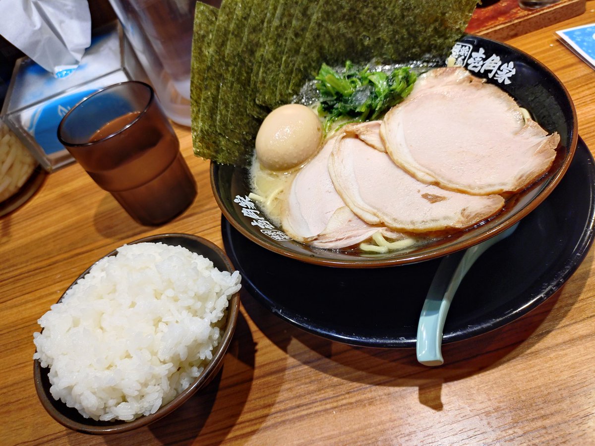 02291988K's tweet photo. 数年ぶりに秋葉原まで来てお腹空いたからお昼ご飯に安定の家系ラーメン🍜

物価高のこの時期にご飯無料で食べ放題は有り難すぎる🤤 https://t.co/wbUulZZmp2