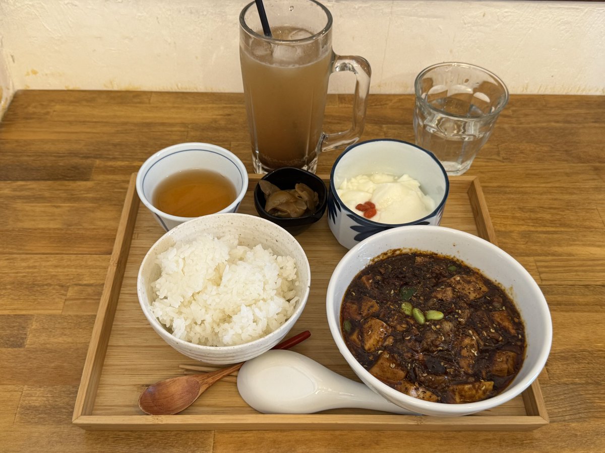 rokidan5's tweet photo. 本日は東京麻婆ホルモン痺辛杏仁大にクラフトコーラ
暑くなってきたから飲み物追加！
もはや私の定番メニューになったホルモン
前半は普通に頂き半分まで減ったらご飯にザーサイを混ぜてちょっとした味変
旨い、やめられない、痺れが幸せ‼︎ https://t.co/RLxk9GVd1J