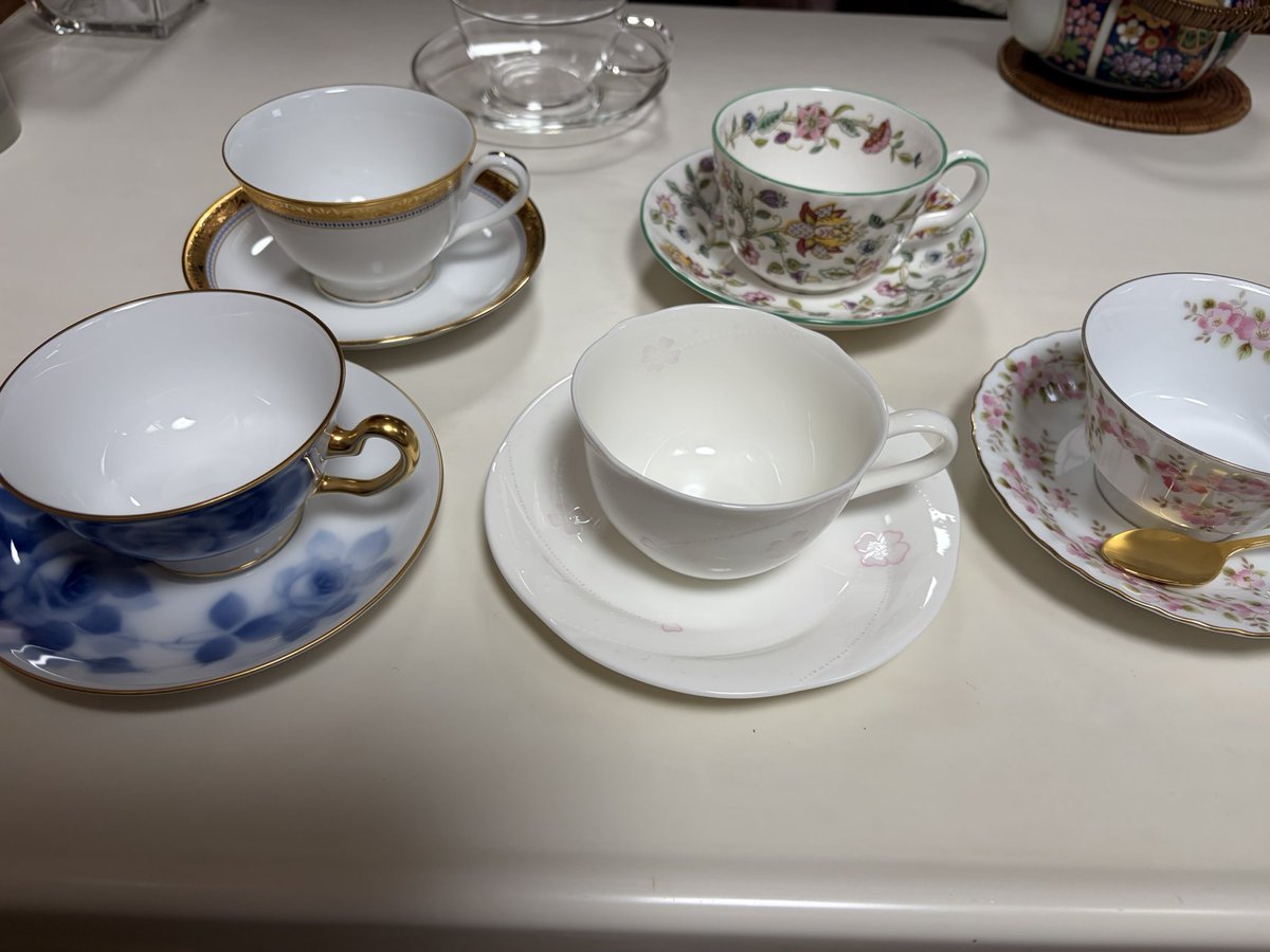 gyaskida_gt's tweet photo. 母にロイヤルミルクティーを振る舞った時に家にあったティーカップ色々出した🫖

祖母が買ったであろうカップ達を並べて歴史を感じましたとさ

そして私のブルーローズも負けないくらい良い🔵

#大倉陶園 
#ティーカップ https://t.co/ChCnxM1qh0