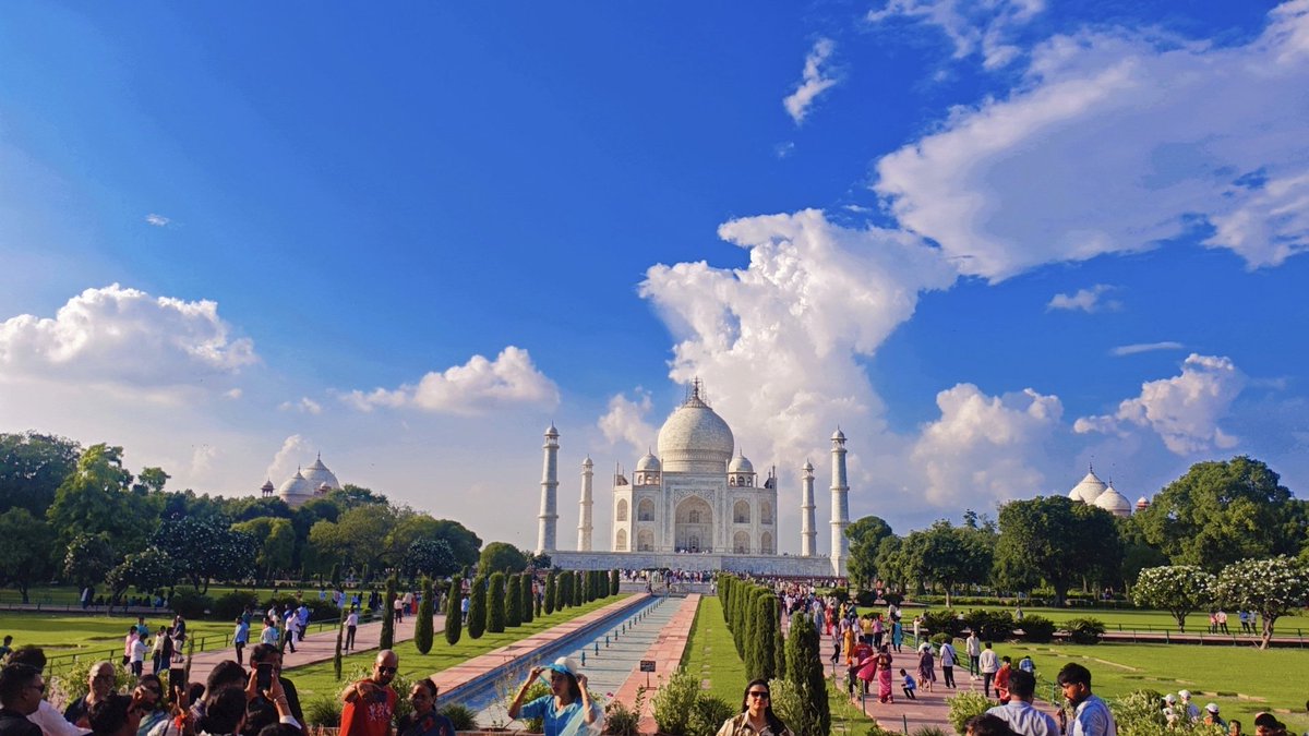 I visited Taj Mahal today and it is so beautiful ❤️ anybody living here now can meet me 🤤