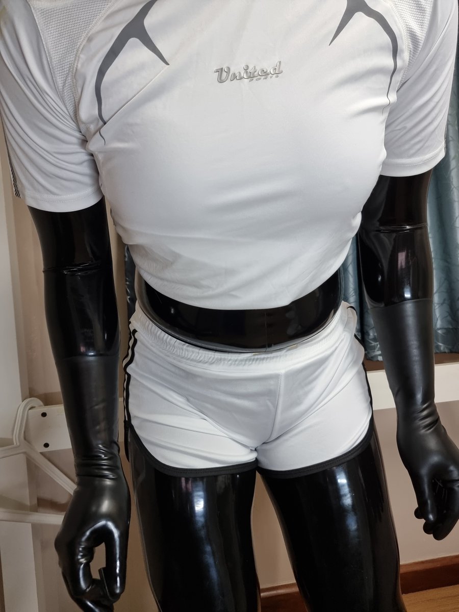 Lenosharks's tweet photo. Jogging outfit for the day, gotta lose weight! https://t.co/2TvpHWyrLv