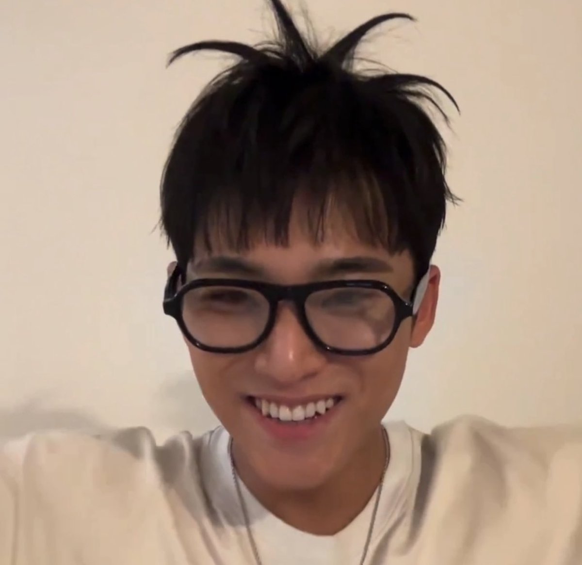 mingyykim's tweet photo. Saat ini kalian yg belum/baru kenal gua pasti bakal bilang "apaan sih mingy kok kayak orang aneh gini dah". Tpi seiring berjalannya waktu dan kalian kenal gua lebih deket, gua percaya kalo suatu saat nanti kalian bakal bilang "oh emang aneh ternyata ni orang, bukan kayaknya lagi" https://t.co/Kyy9haWNLb