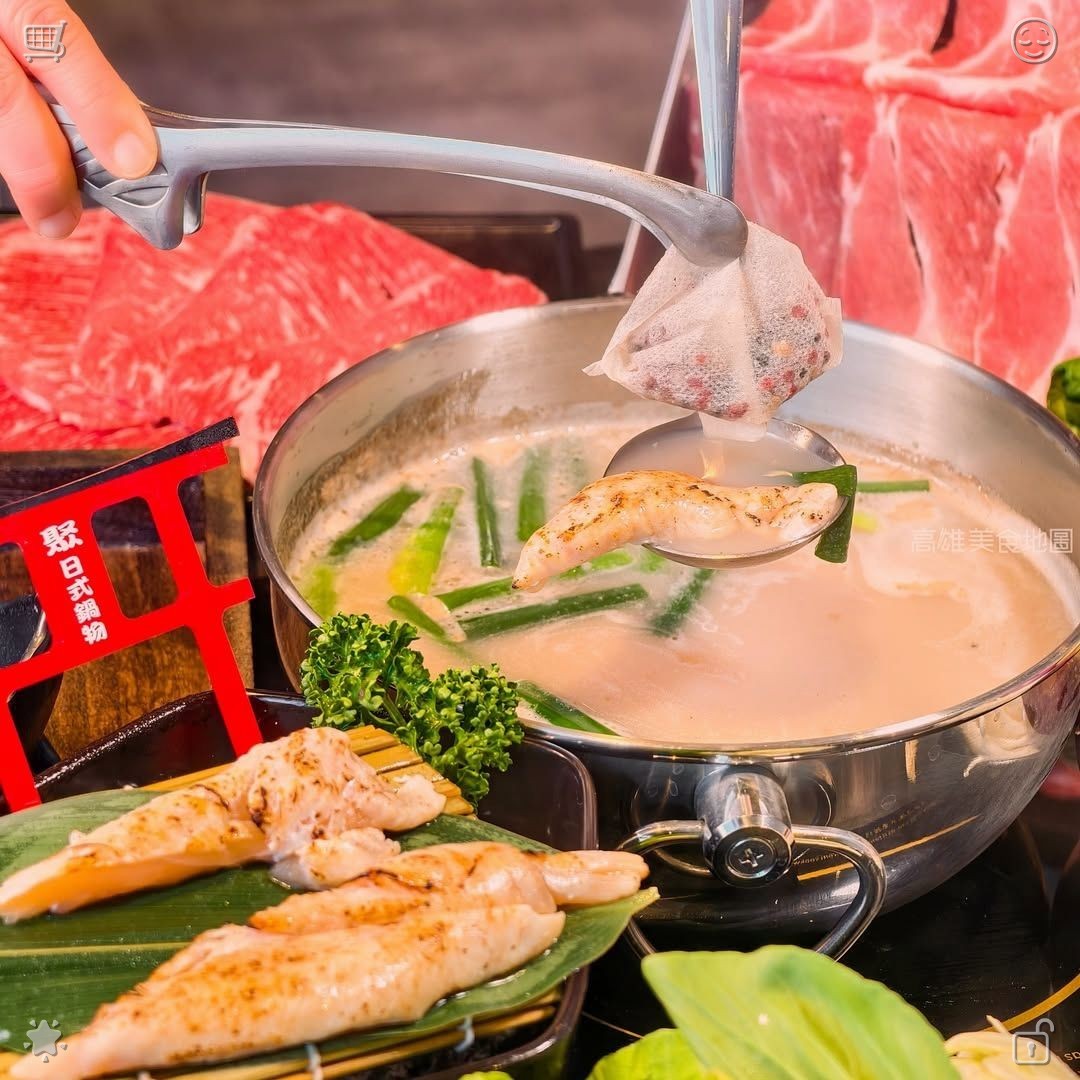 In the quiet of the night, my thoughts often drift to the irresistible allure of Chongqing noodles, their crisp texture and tantalizing flavor making them a truly unforgettable craving.
