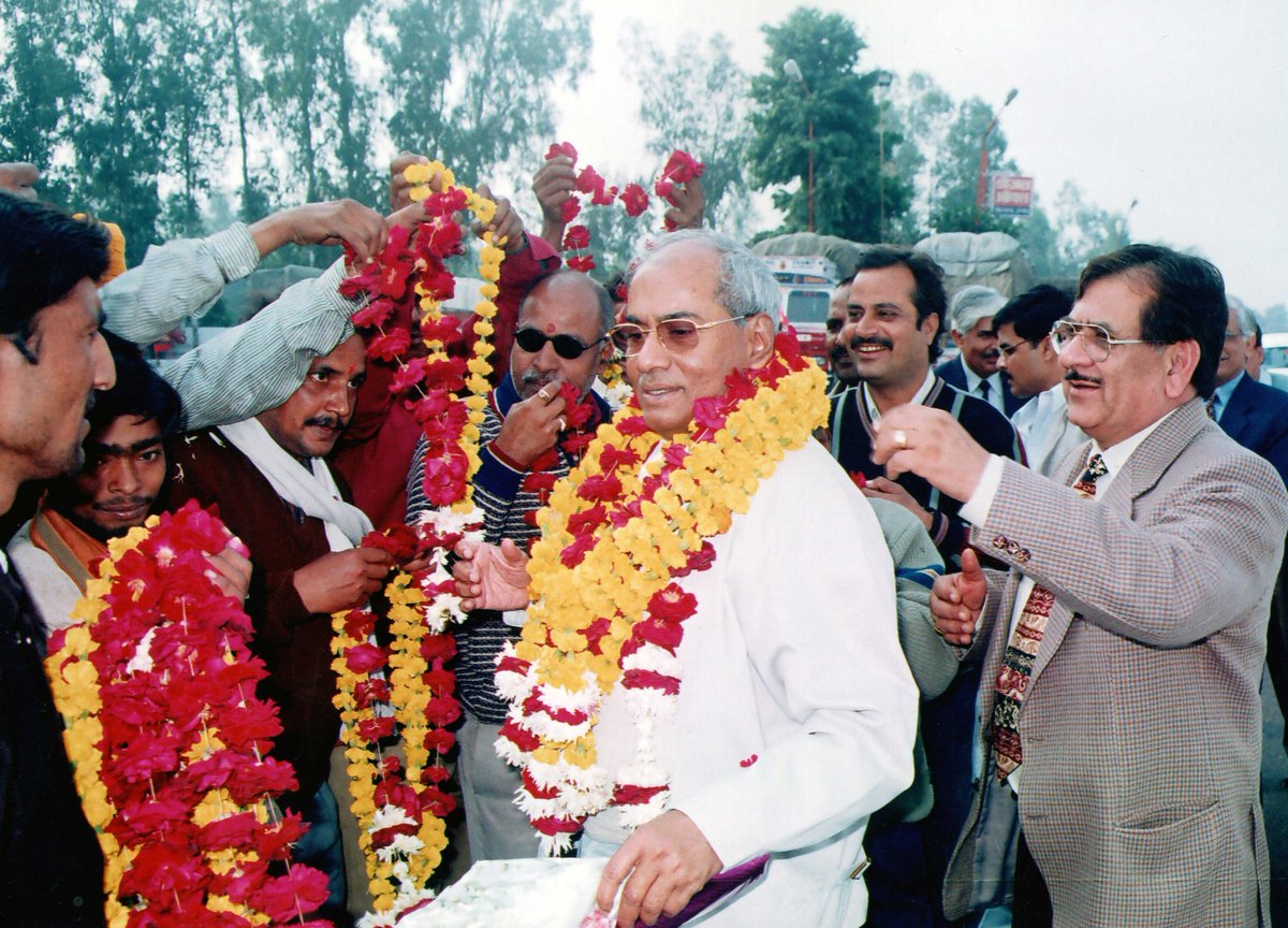 drusawasthi's tweet image. 📍January 2005 

a moment that reflects the deep bond built with people over the years.

Grateful for the faith, blessed by the support, and committed to serving with the same dedication always.

#Throwback #PeopleFirst