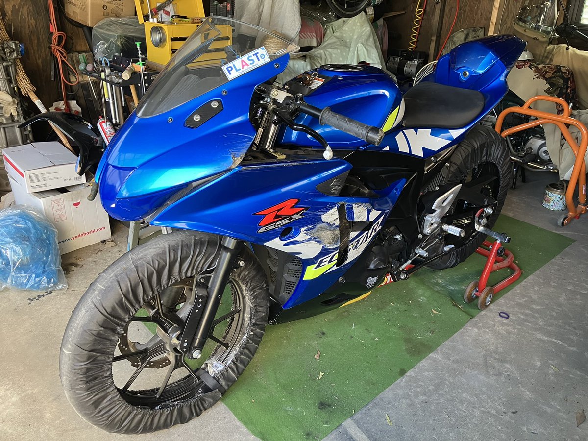 flying_sambar's tweet photo. ついでにGSX-Rのレーシングマフラーをノーマルに戻し。時々エンジンを掛けるのに、追加のサイレンサーをセットしないとご近所迷惑だったのが面倒で😅 https://t.co/GJu9haNuCp