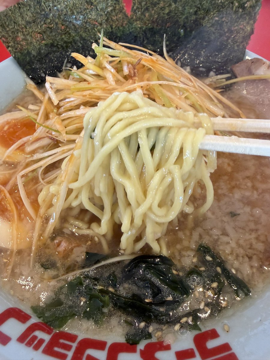 ootsuto's tweet photo. ラーメンショップ ◯化 多古店@千葉県香取郡多古町
特製ラーメン 1,000円
辛ネギ 100円
コイメオオメ
朝7時からやってるラーショ
朝9時くらいに行きましたが、ほぼ満席🈵
ニンニクたっぷり入れて栄養補給😋 https://t.co/JpzZeQTsFY