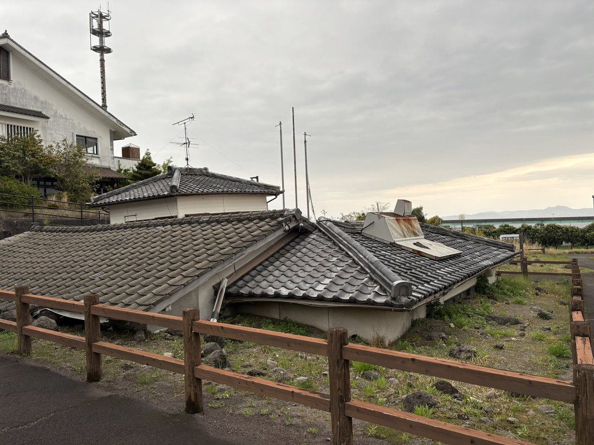 nagapeaceguide's tweet photo. #南島原市 で何気なく立ち寄った土石流被災家屋保存公園

雲仙普賢岳の噴火による土石流で被災した
家屋が、そのままの姿で保存されていました。

実物を前にすると、言葉を失うほどの迫力。
災害の記憶を残すとは、こういうことなのかと実感しました。

＃熊本地震 を前に、ふと考えさせられる時間に https://t.co/3VCPmAfvzR