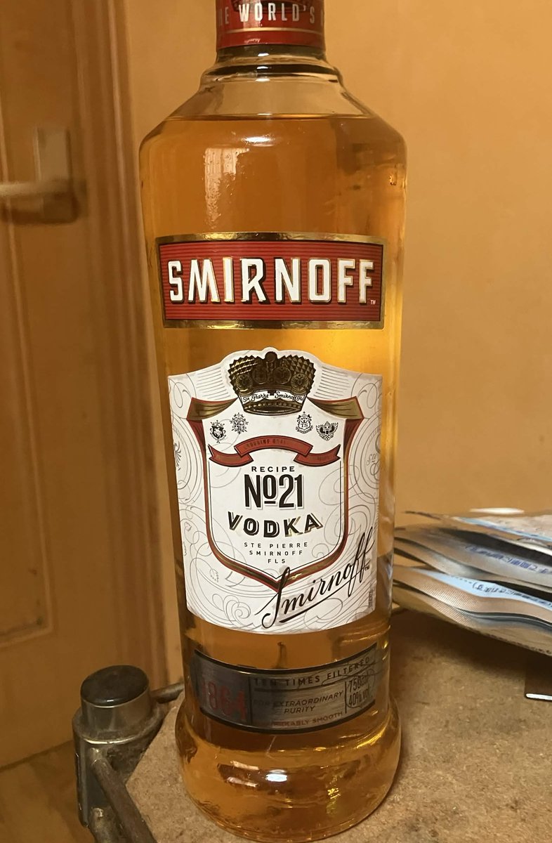 kitnan1234's tweet photo. 出来ました！手作り果実酒！カリンの実で半年ほど付け込んだらいい色！俺の部屋自体がオレンジの壁紙だからわかりにくいかも。元は完全な透明なウォッカなのでしっかり色づいてます！柑橘の風味も完璧。ストレートで飲んだら少し甘い。角砂糖多かったか？でも強炭酸無糖ソーダで割れば完璧だ！ https://t.co/0hW9Xj8EOL