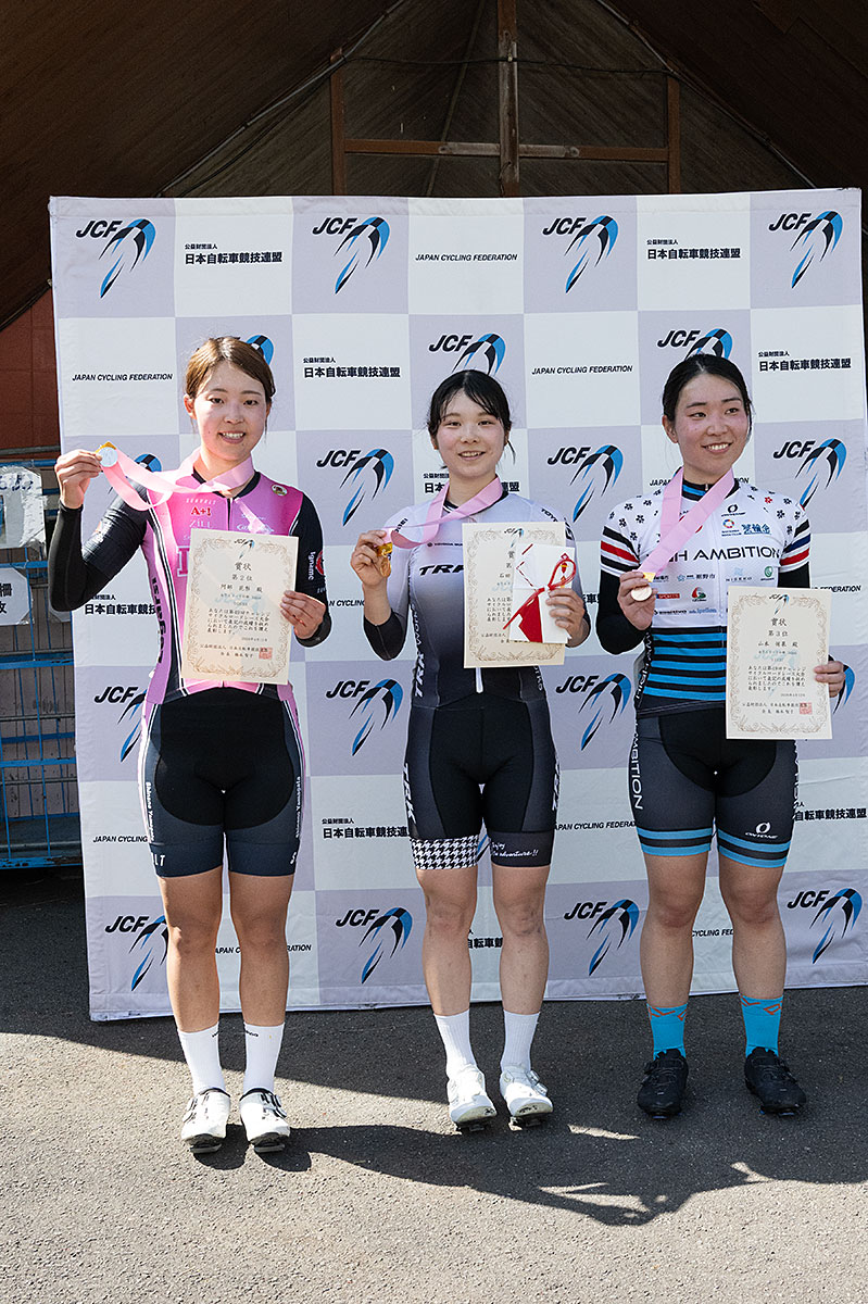 チャレンジサイクルロードレース
女子エリート＜表彰式＞
1位　石田　　唯　京都TRKWorks
2位　阿部　花梨　新潟イナーメ信濃山形
3位　山本　侑果　茨城High Ambition 
#49回チャレンジサイクルロードレース #日本自転車競技連盟 #伊豆