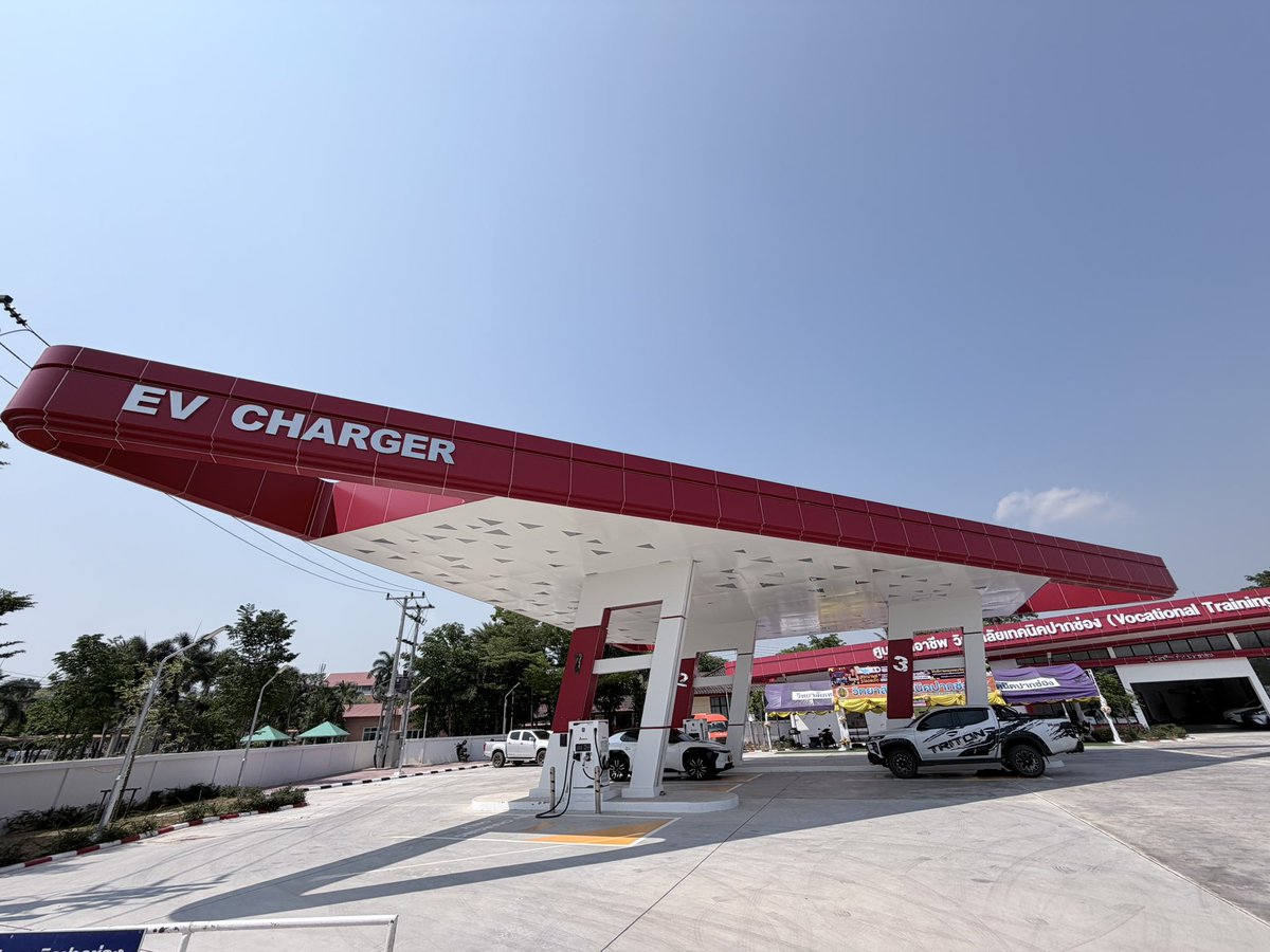 wavevy23's tweet photo. ชี้เป้า #EVstation ใหม่ย่าน #ปากช่อง⚡️🔋 ใครเดินทางไปโคราชช่วงสงกรานต์นี้ แวะมาที่ #วิทยาลัยการอาชีพปากช่อง ได้เลยครับ จุดชาร์จของ #Elexa จัดเต็ม 4 หัวชาร์จ เร็ว แรง ทันใจแน่นอน! 🚗💨 ที่สำคัญมีคาเฟ่นั่งรอชิลล์ เปิดทุกวันเฉพาะสงกรานต์นี้08.00 - 18.00 น. #รถไฟฟ้า #จุดชาร์จรถไฟฟ้า https://t.co/IUTkcTU2Oa