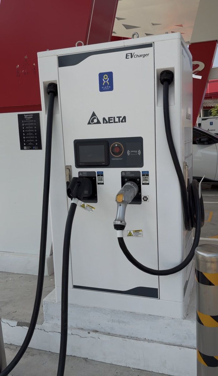wavevy23's tweet photo. ชี้เป้า #EVstation ใหม่ย่าน #ปากช่อง⚡️🔋 ใครเดินทางไปโคราชช่วงสงกรานต์นี้ แวะมาที่ #วิทยาลัยการอาชีพปากช่อง ได้เลยครับ จุดชาร์จของ #Elexa จัดเต็ม 4 หัวชาร์จ เร็ว แรง ทันใจแน่นอน! 🚗💨 ที่สำคัญมีคาเฟ่นั่งรอชิลล์ เปิดทุกวันเฉพาะสงกรานต์นี้08.00 - 18.00 น. #รถไฟฟ้า #จุดชาร์จรถไฟฟ้า https://t.co/IUTkcTU2Oa