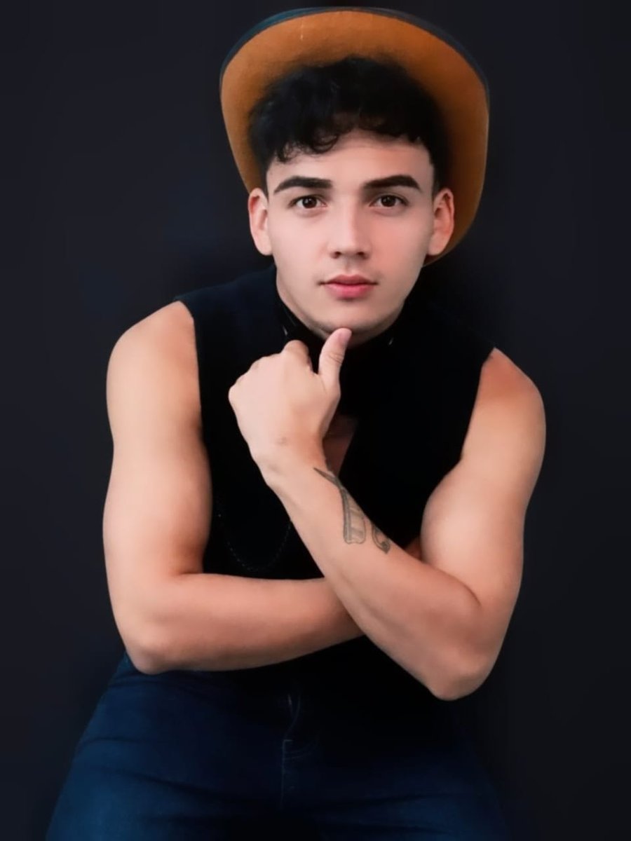 I'm feeling frisky today 😍 Join my show <a href="/Stripchat/">Stripchat.com 📸 🎥</a> 👉 stripchat.com/Mathias_twinkk… #stripchat #stripchatlive
