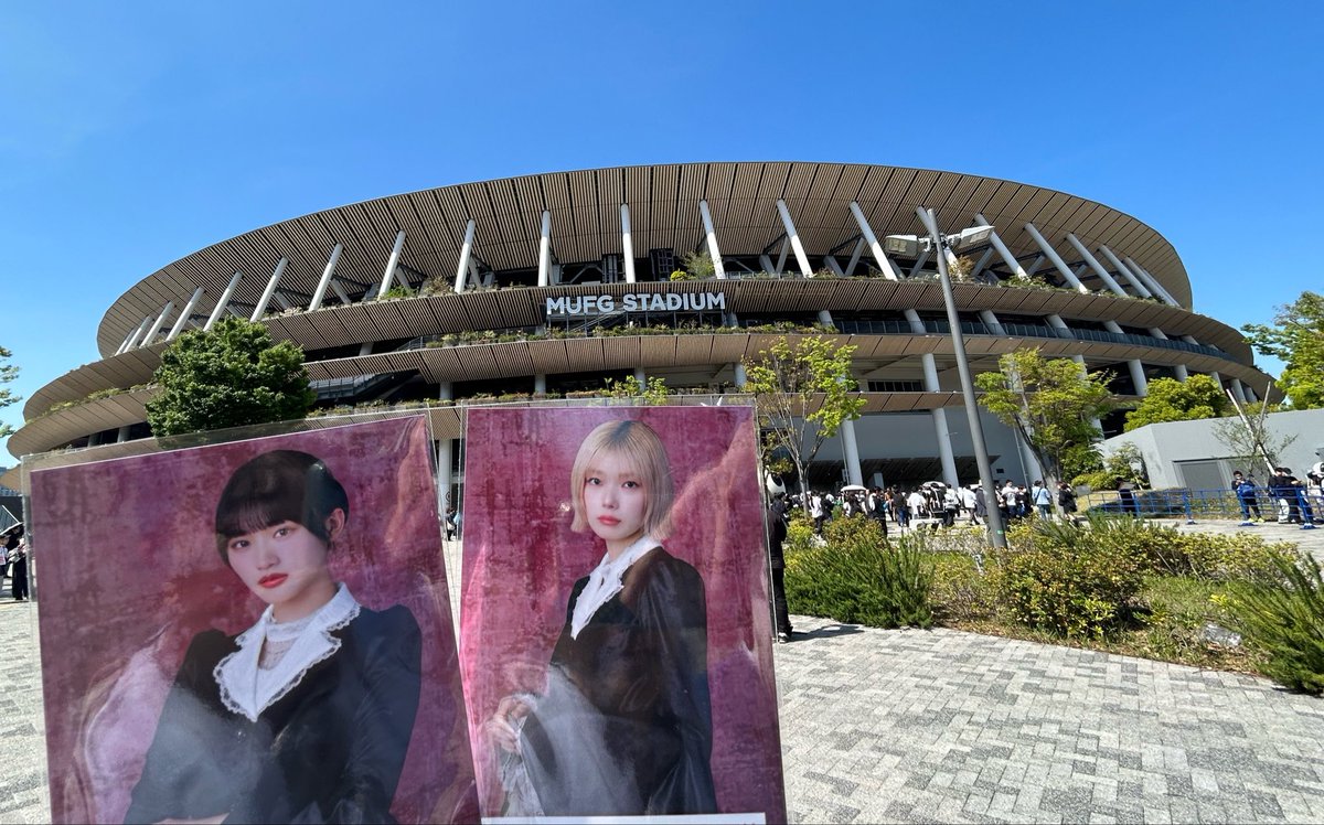 Sakura1010ry's tweet photo. 着弾してますー！
競技場側Gあたりのベンチ座ってるので､会える方ぜひ〜。

暇です､､。 https://t.co/xK4Yb6AAxf