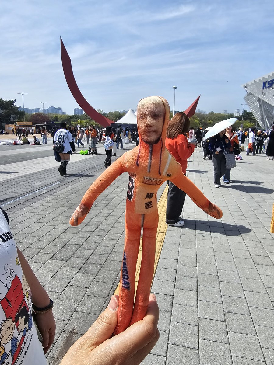 엑소 콘서트 올림픽공원 체조경기장에 세훈이 주황 인형 분실하신 분 있을까요