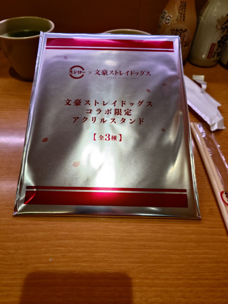 ryutys's tweet photo. スシロー文豪してみました。
中国産だから案の定シート貼りのアクスタで傷だらけ😭
シート型のブラインドで高単価は作るもんや無いて… https://t.co/P0gLRYIz8x