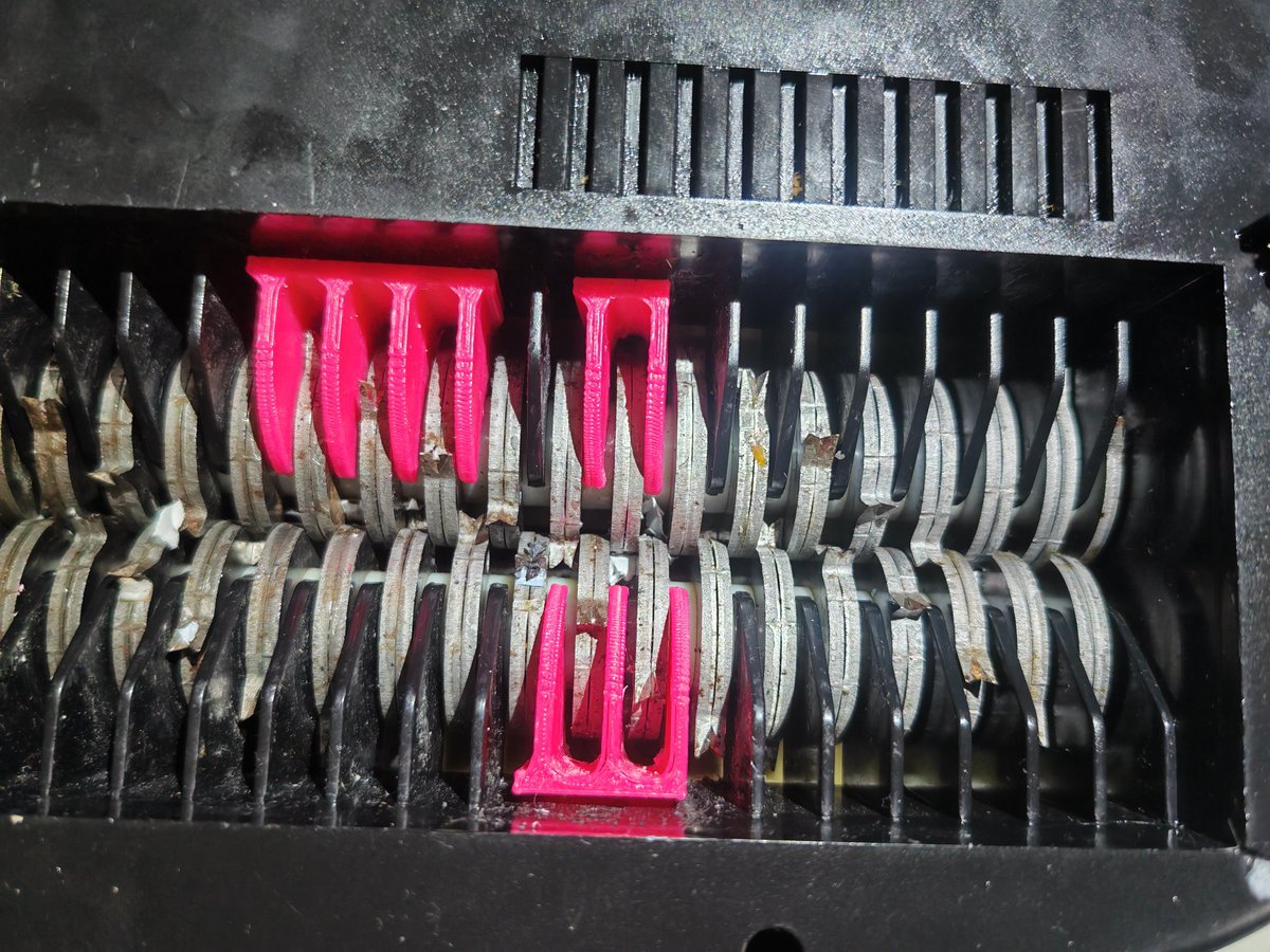 Gyrowoof's tweet image. Became an unexpected #dentist fixing up my home cross-shredder today. Gave it new 3D printed teeth, a clean-up and fresh oil! Good as new, which otherwise most already would throw away. #engineerwuff