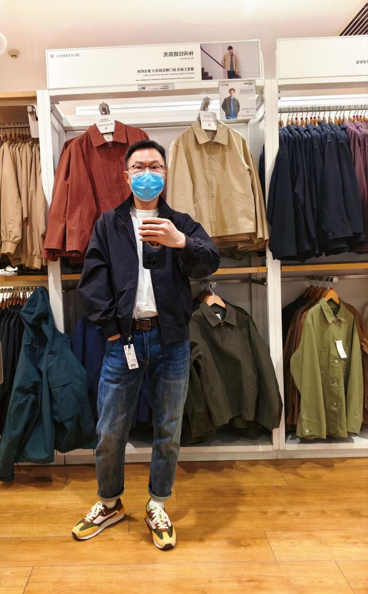 ming2bo's tweet photo. 优衣库自拍一张。人到中年，做减法，穿得素，心放宽。中登在此，诸事随缘。😂 https://t.co/cCIiBtv7bV