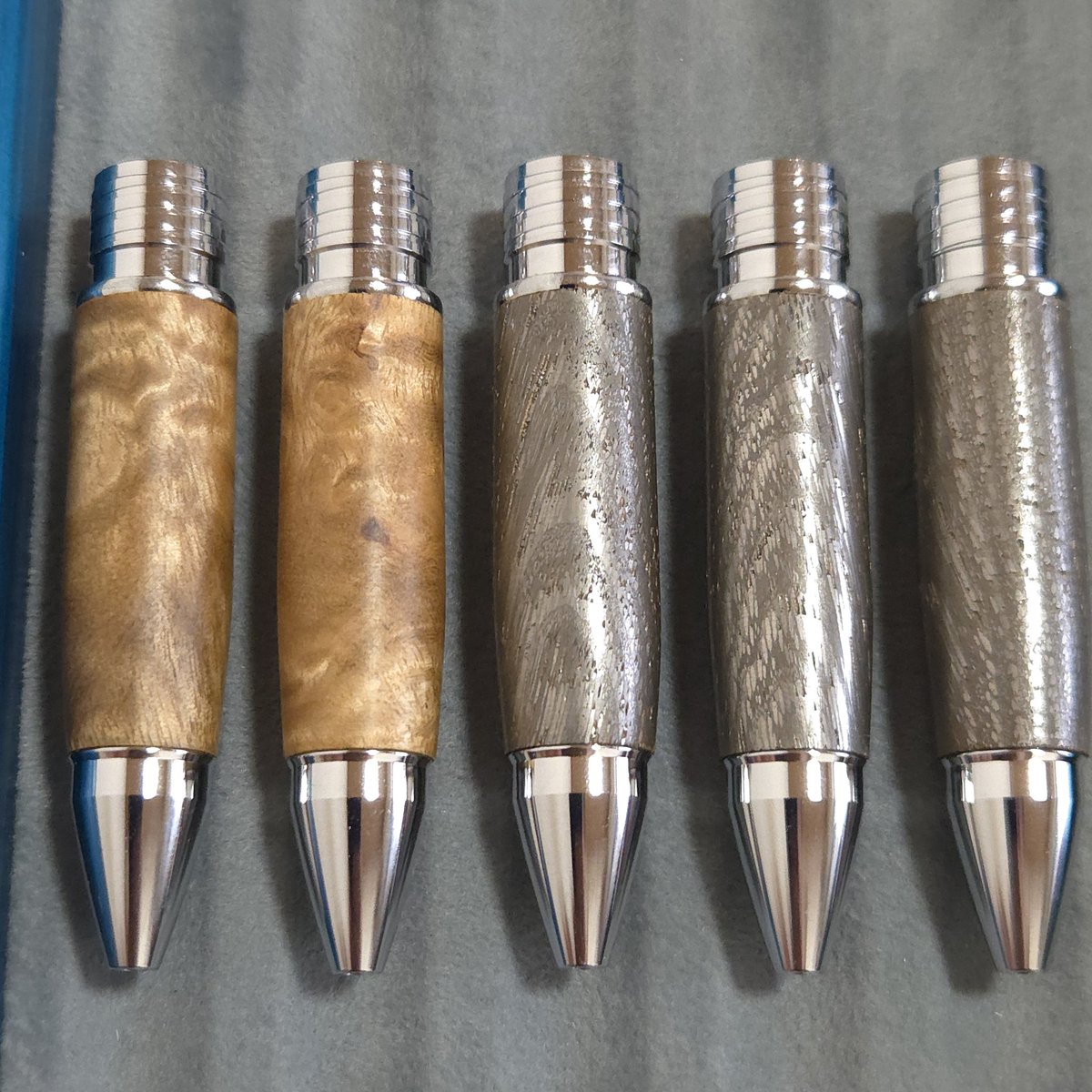 マーブルウッド（黄金樟）とメタライズドウッドで金銀の組み合わせを作ってみました。
マーブルウッドは傾けるとキラキラ輝きます。
メタライズドウッドは導管にメタルが入っており、傾けなくてもキラキラ輝きます。木なのにズッリシ、ひんやり金属の触感があり不思議です。