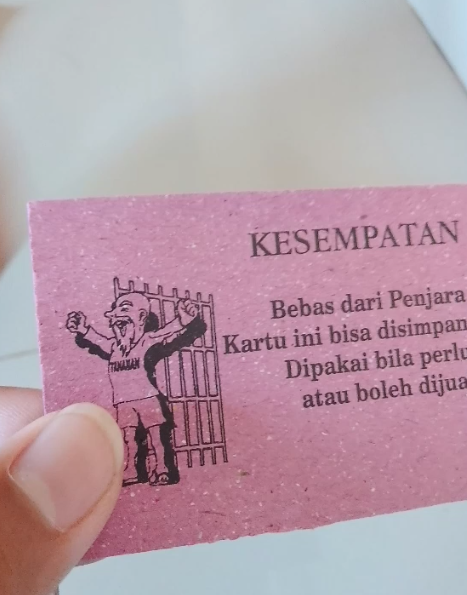 ✁_ _ _ _ _ _ _ cut here tweet media