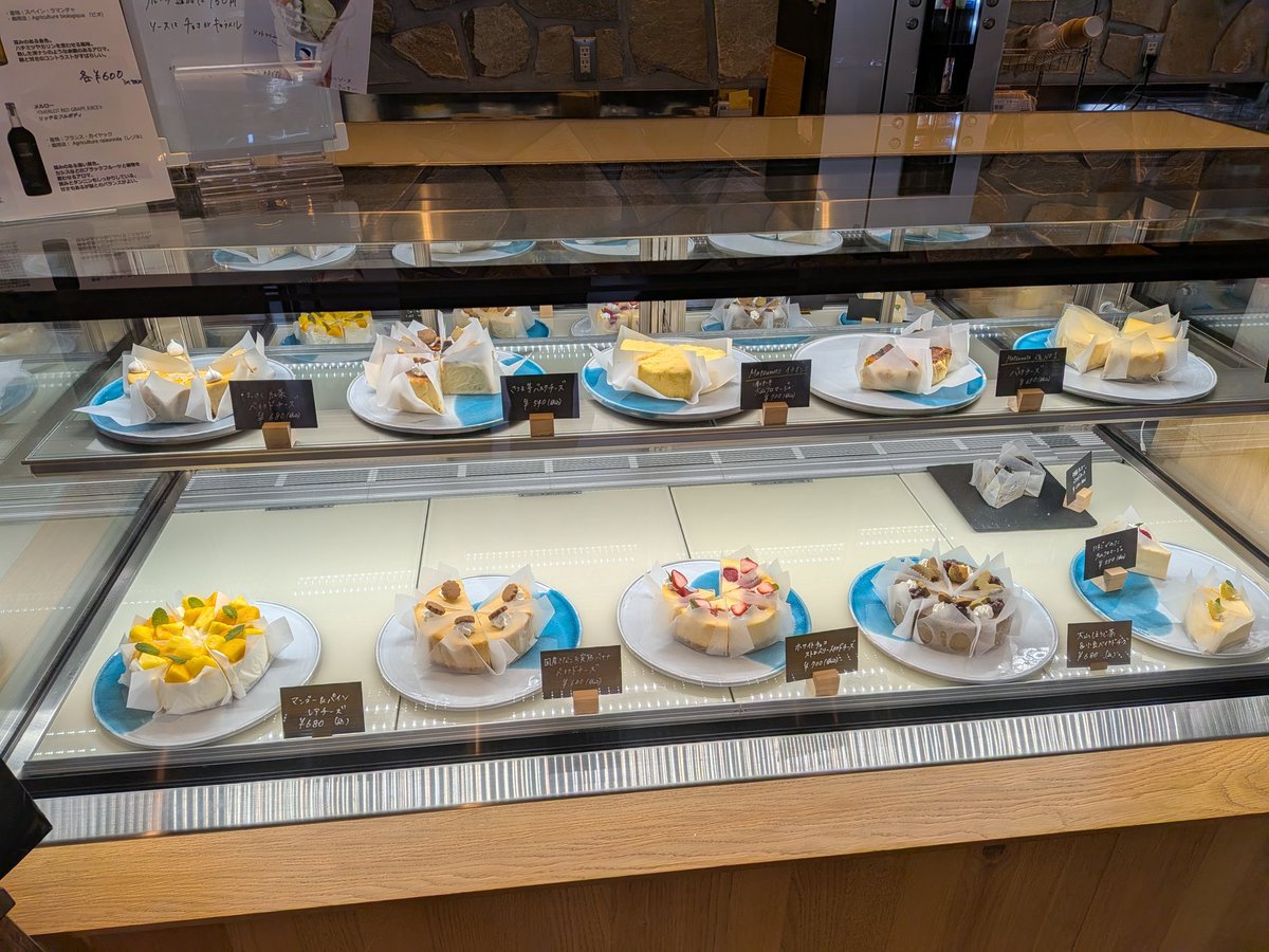 sasami513's tweet photo. Matsumoto CHEESECAKE DAISEN

ソフトクリームパフェ。
上のケーキはショーケースから選べるるので
今回はバスクチーズケーキ https://t.co/9b4yx89Cop