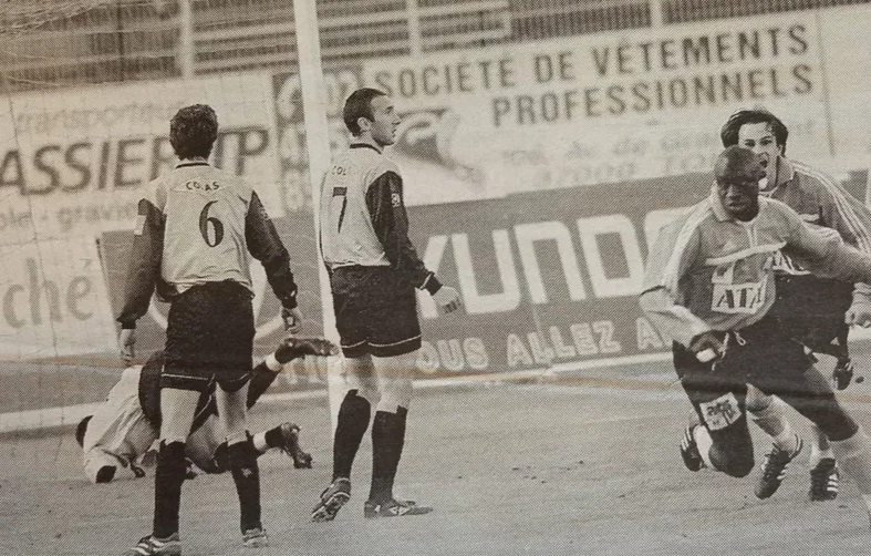 ArchivesFc's tweet photo. Le 12 avril 2003, le Tours FC fait match nul 1-1 contre Bourges lors de la 28e journée de CFA
⚽️Liri
📸Crédit photo: La Nouvelle République https://t.co/vMpvVoo5s1