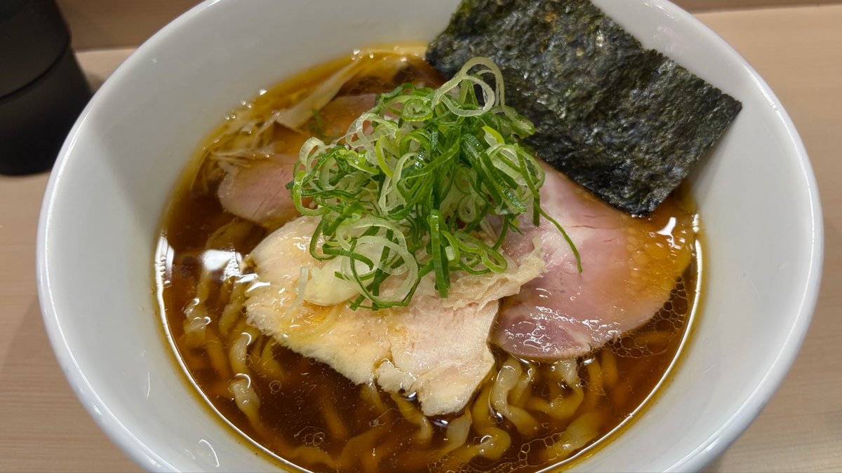 手揉み中華そば中村、所用で大宮に来たので美味しいラーメン食べたいと思いこちらへ

浦和にもあるつけ麺狼煙の系列店らしく行列できてたけど10分ほどで入店

中華そば、麺は自分好みの縮れ麺だけどスープは普通かな

本当は大宮公園のラーメン二郎に行ってみたかったけどそこまで歩く気力無かった…